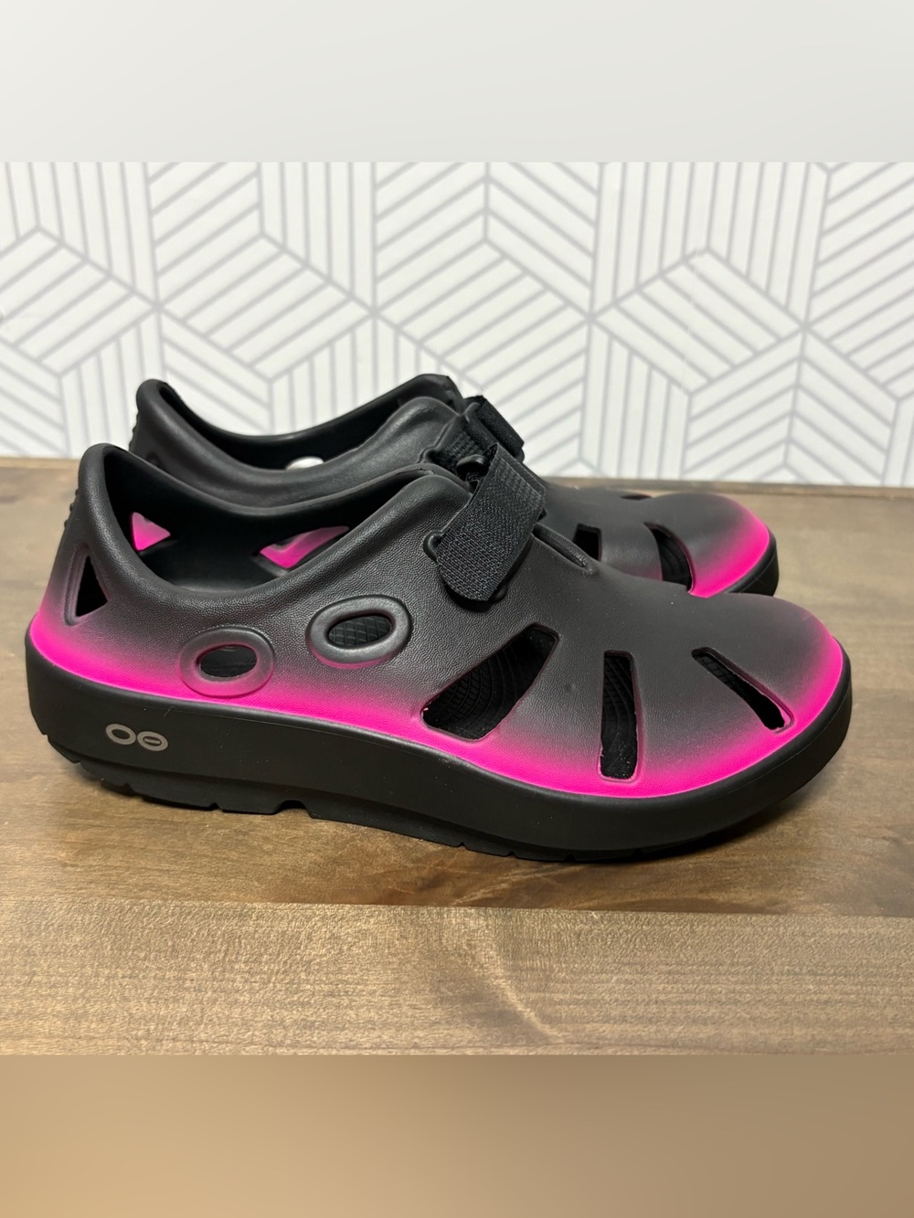 Women’s OOFOS OOcandoo recovery sandals - size 6.0